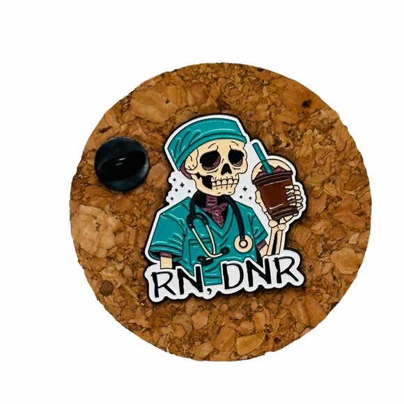 ✨RN DNR Enamel Pin Metal Skeleton Funny Brooch Halloween Healthcare Worker New✨ - Picture 3 of 5